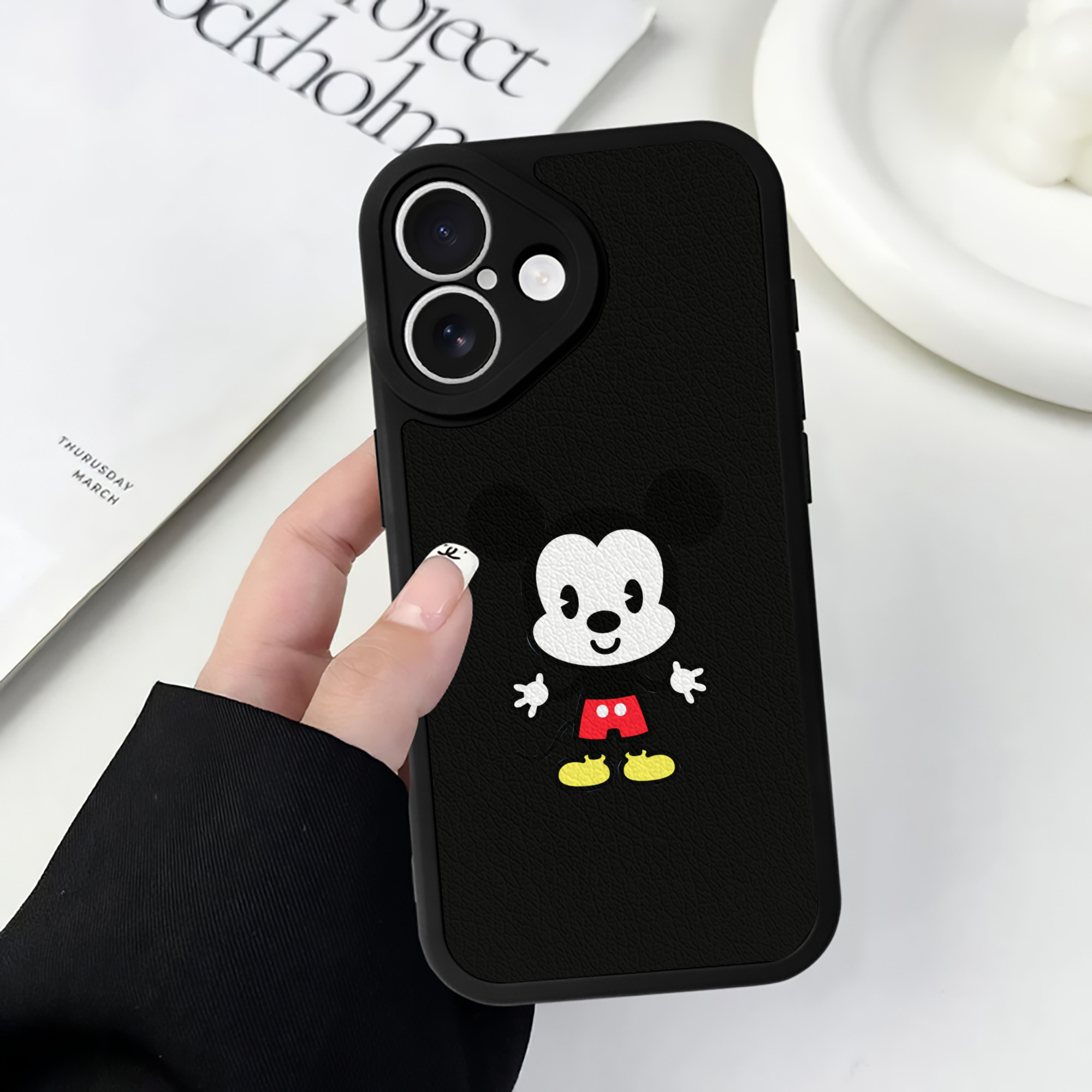（画像用） ミッキーマウス Mickey Mouse 【iPhone 16シリーズ対応】シリコンスマホケース（レザー調） 材質：シリコン